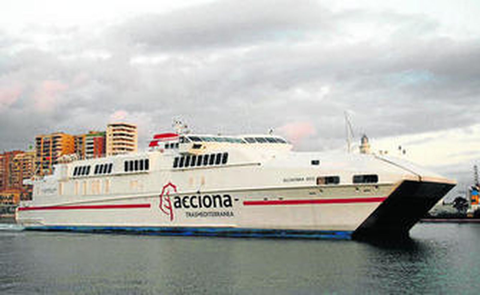 El 'Alcántara Dos', cambiando ayer de muelle de atraque.