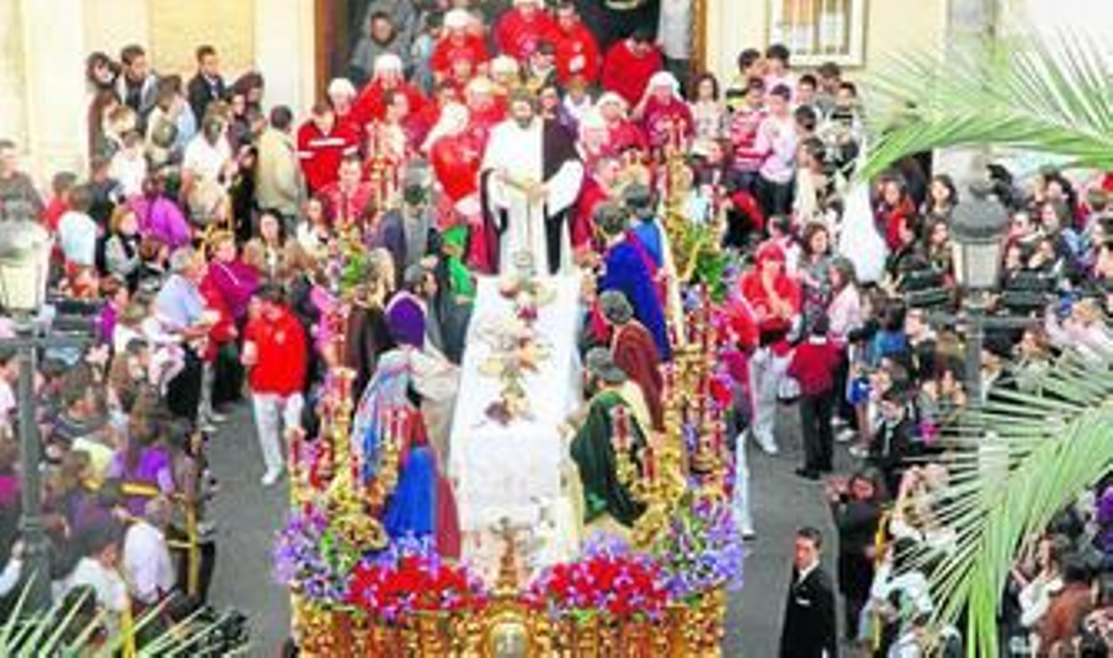 El paso de la Sagrada Cena de Puente Genil a su salida de la parroquia de San José.