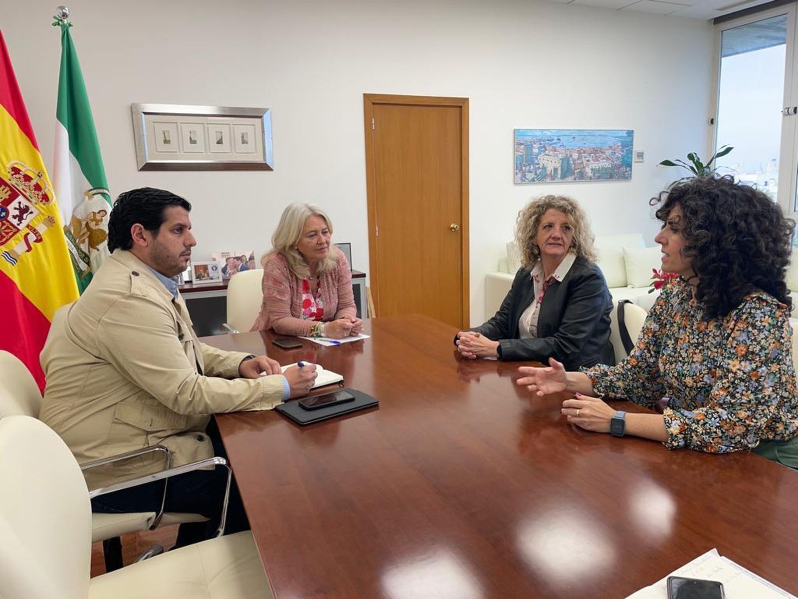 Mercedes Colombo se reúne con las representantes del Colegio de Periodistas.