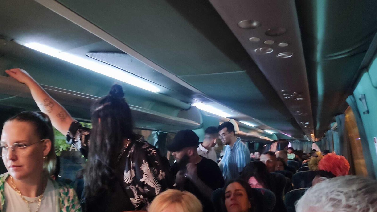 Usuarios en el interior del último autobús de regreso. Usuarios en el interior del último autobús de regreso.