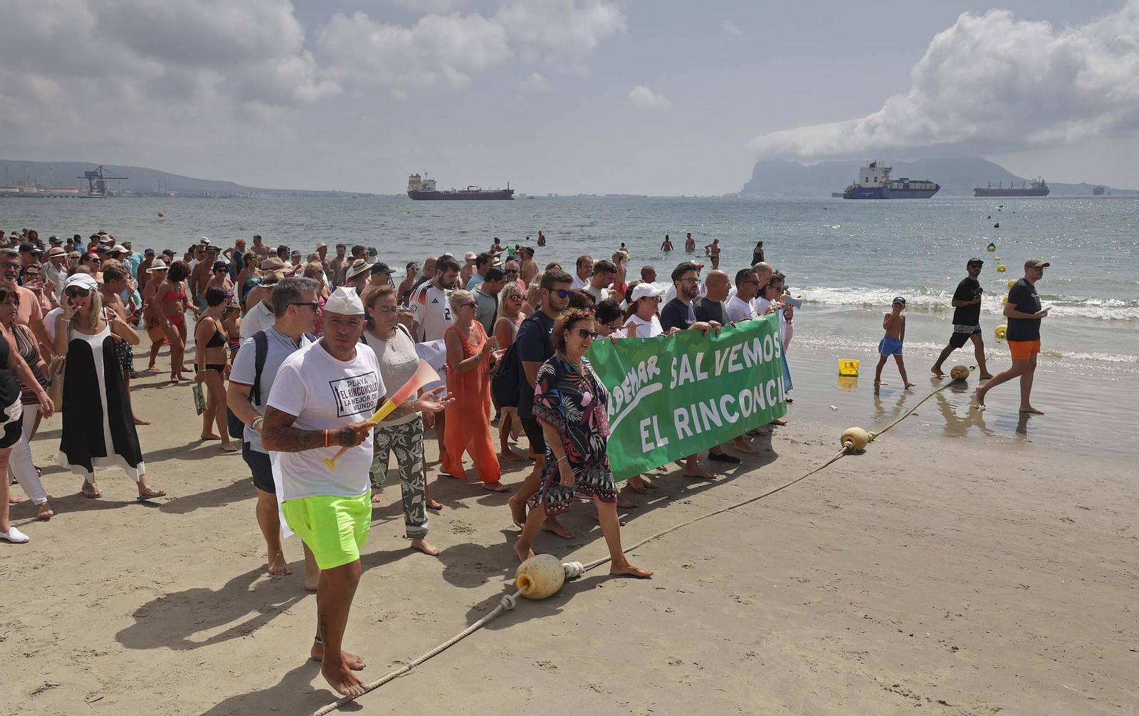 Fotos de la manifestación de la plataforma Salvemos El Rinconcillo y el grupo ecologista Verdemar en Algeciras