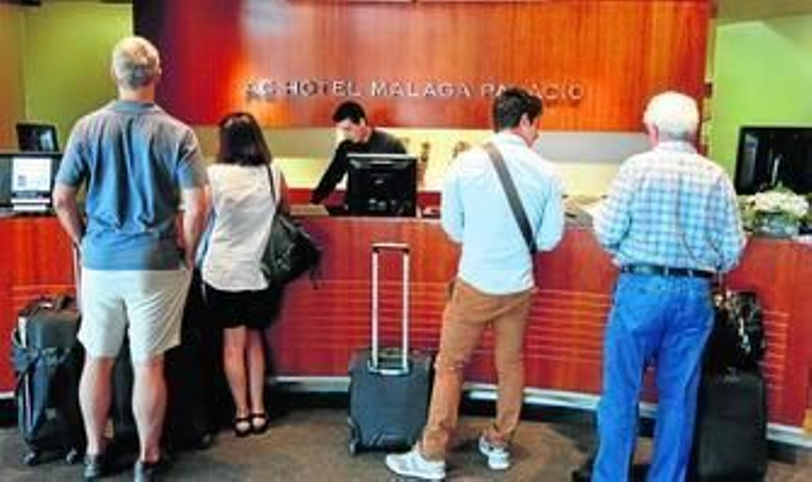 Un grupo de turistas en un hotel de la capital malagueña.