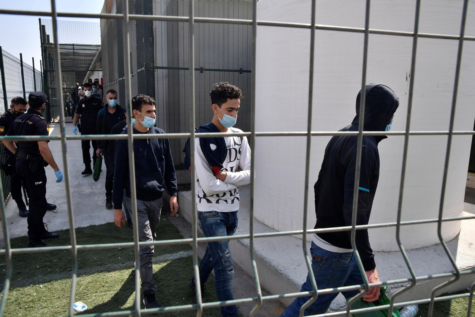 Rescatadas 30 personas, tres de ellas evacuadas al hospital, de pateras y motos de agua en Alborán