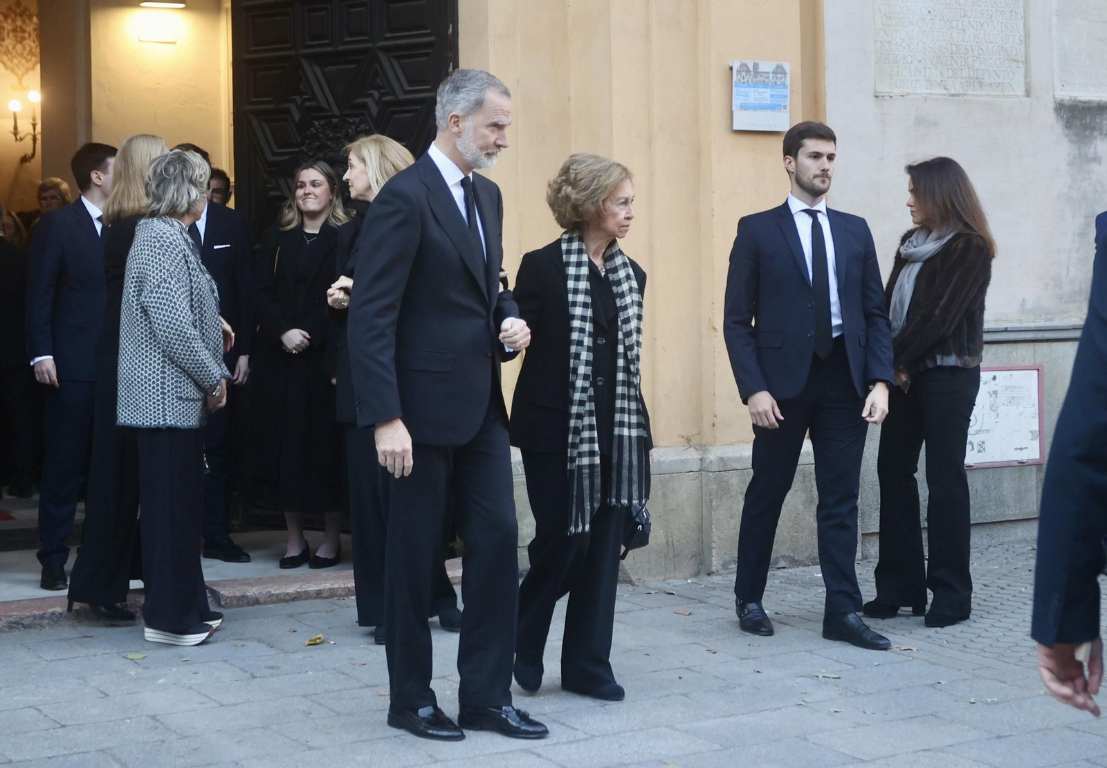 Las fotos del rey Felipe VI, la reina Sofía y las infantas Elena y Cristina en el funeral de Fernando de Borbón y Medina en Sevilla