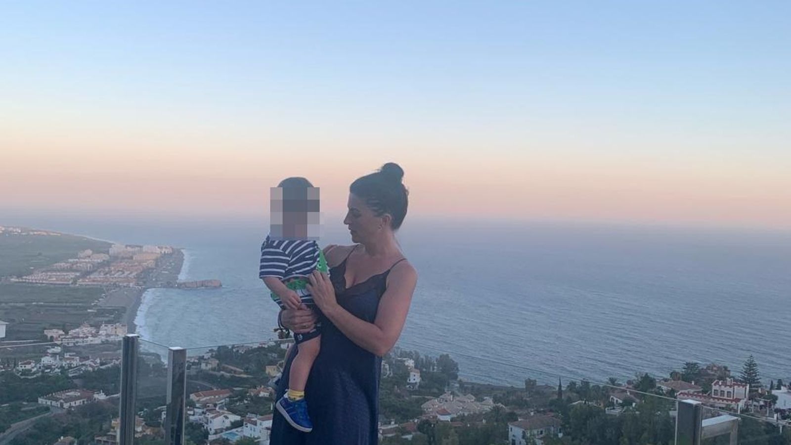 La candidata junto a su hijo en Salobreña