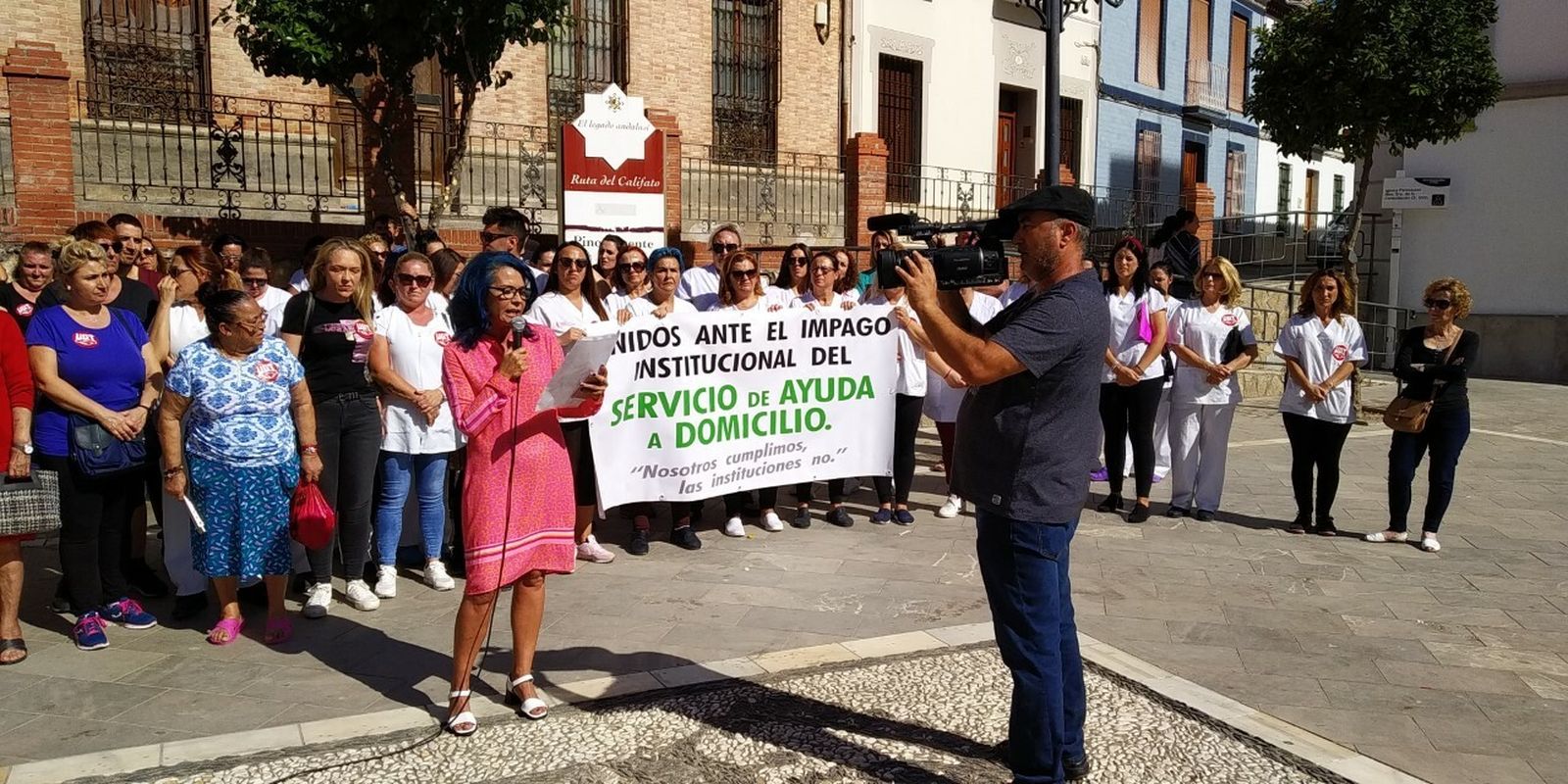La ayuda a domicilio de Pinos Puente salen a la calle por sus sueldos