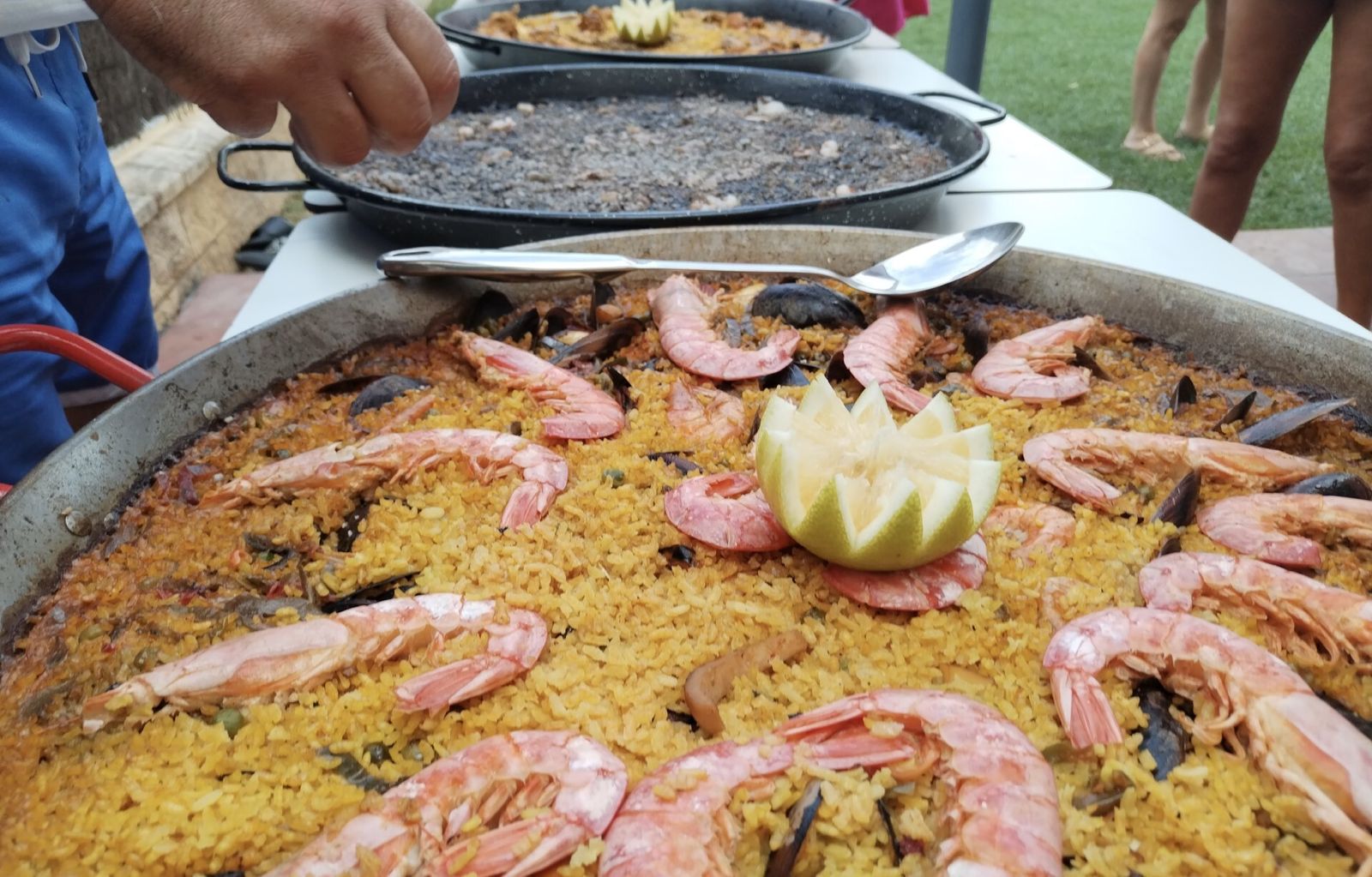Una fiesta de paellas a la carta: marisco, pollo con verduras o arroz negro con alioli.