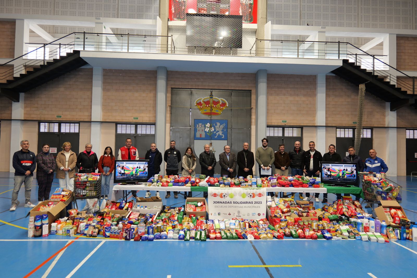 Representantes de la organización, participantes y Banco de Alimentos con los productos.