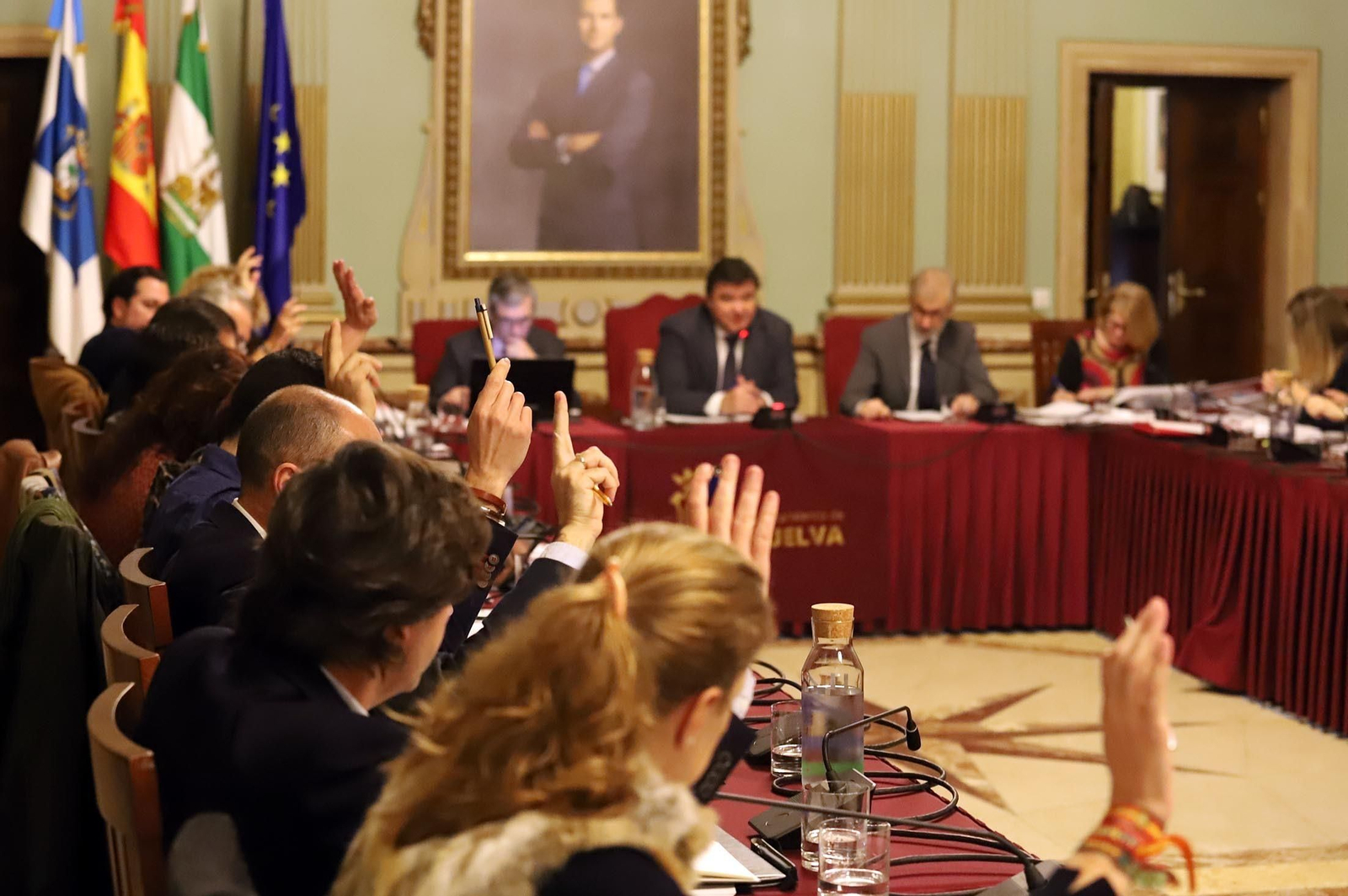 Imágenes del pleno del Ayuntamiento de Huelva