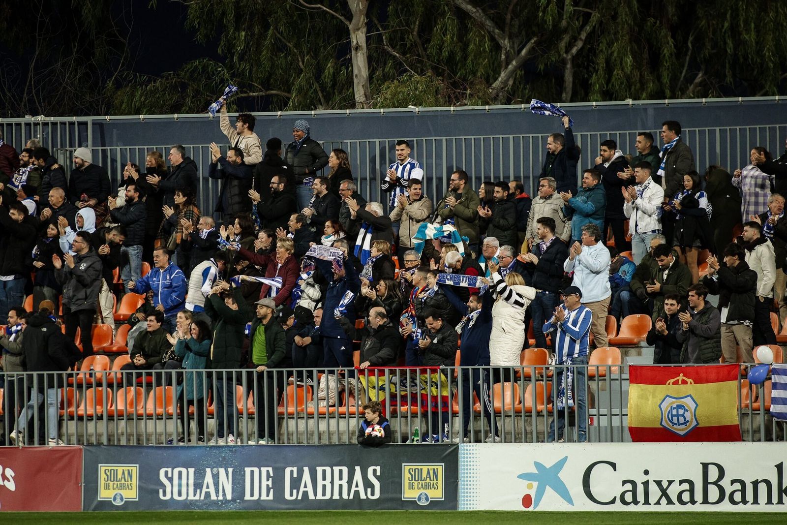 Aficionados del Recre en la Ciudad Deportiva Wanda de Majadahonda.