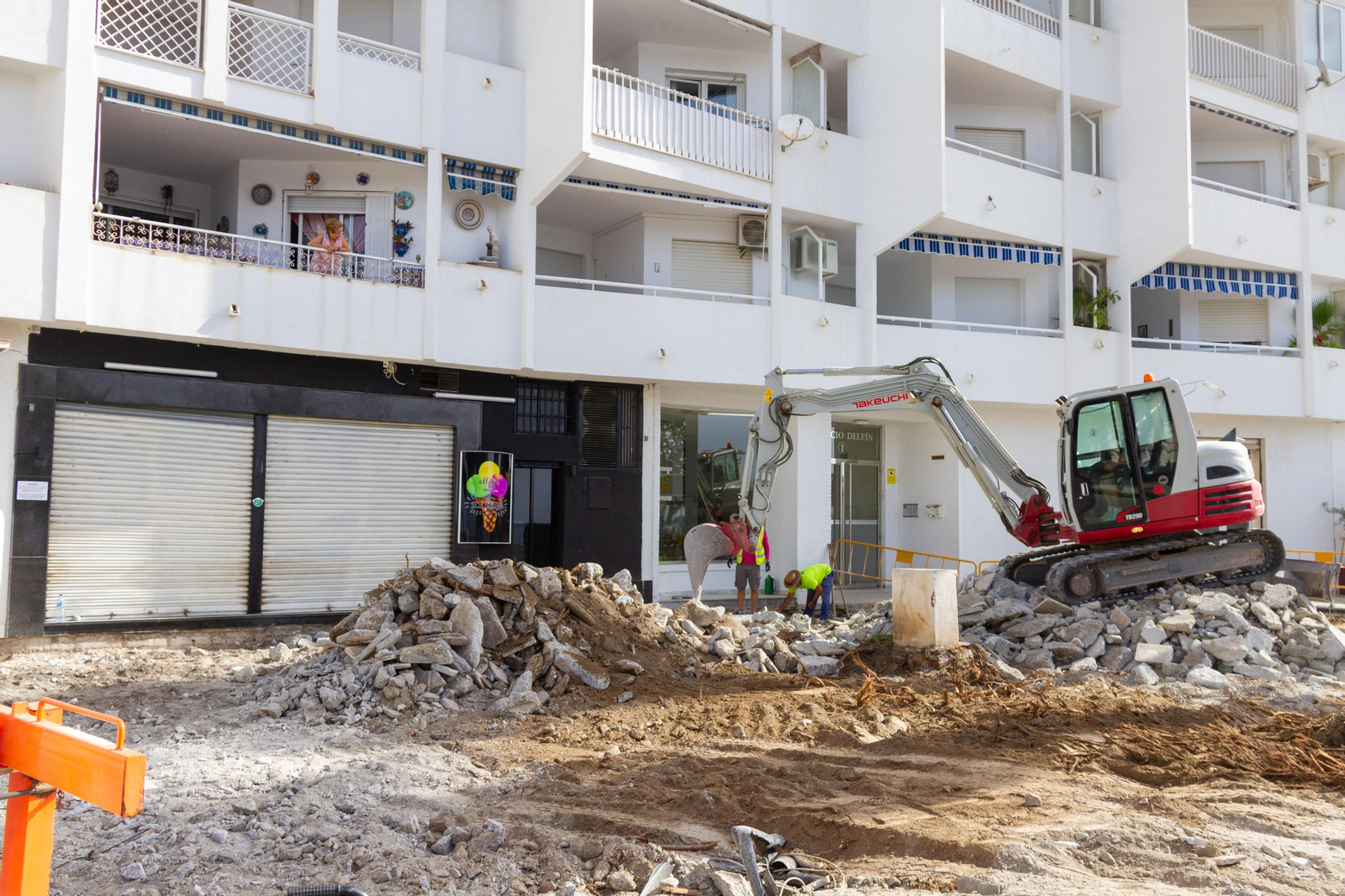 Malestar entre vecinos y comerciantes de Almuñécar por unas obras en temporada turística