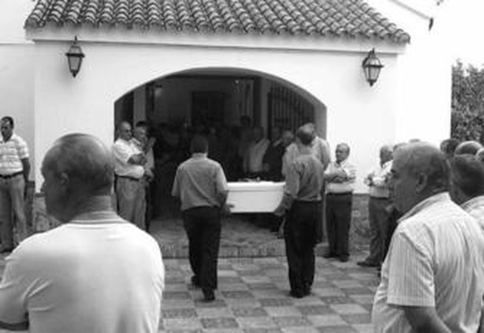 Momento en el que el ataúd blanco es introducido en la tarde de ayer en la iglesia de Jédula.