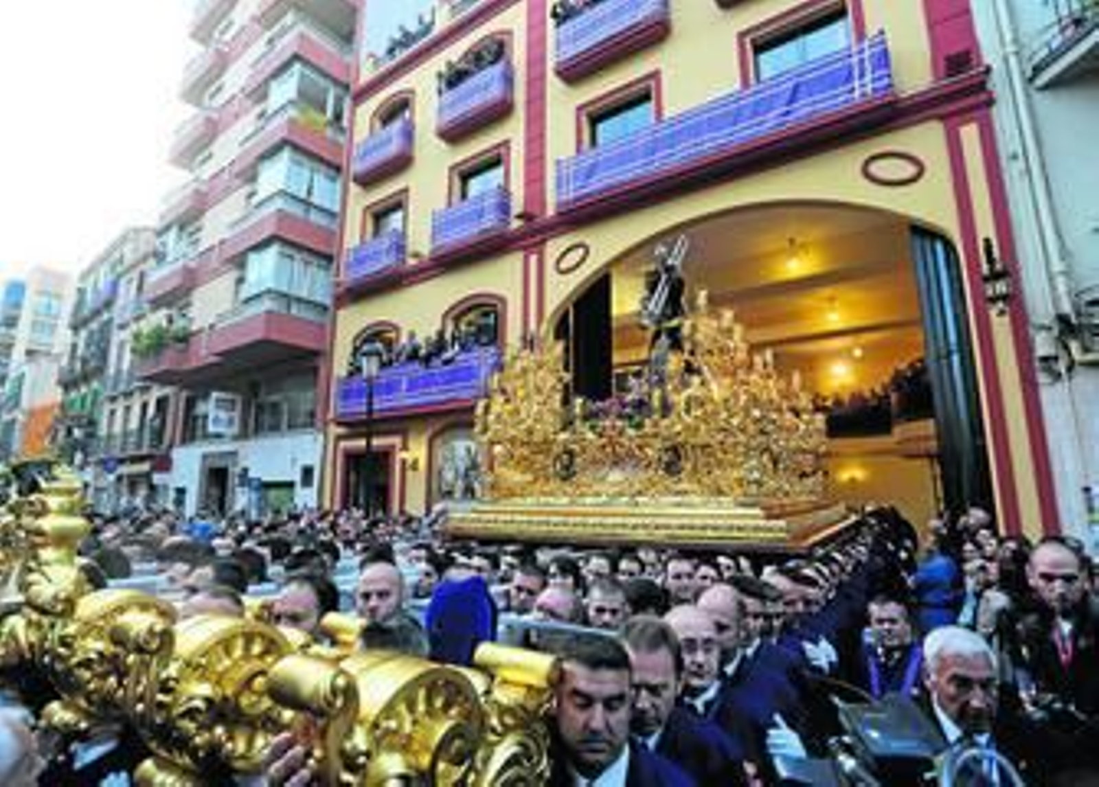 Jesús El Rico, a la salida de su casa hermandad en la calle Victoria.