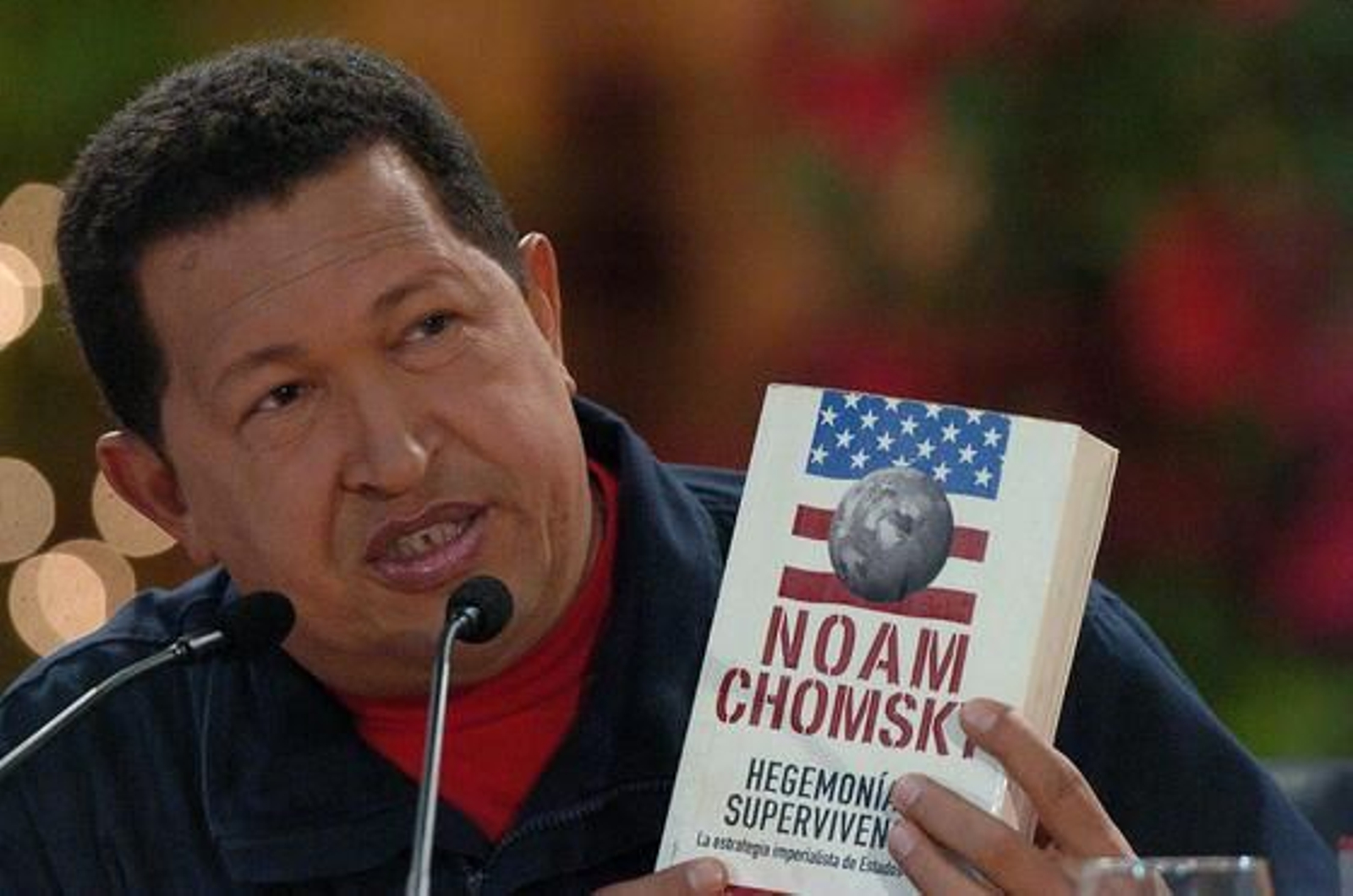 Chávez muestra un libro de Chomsky.

Foto: Efe/AFP/Reuters