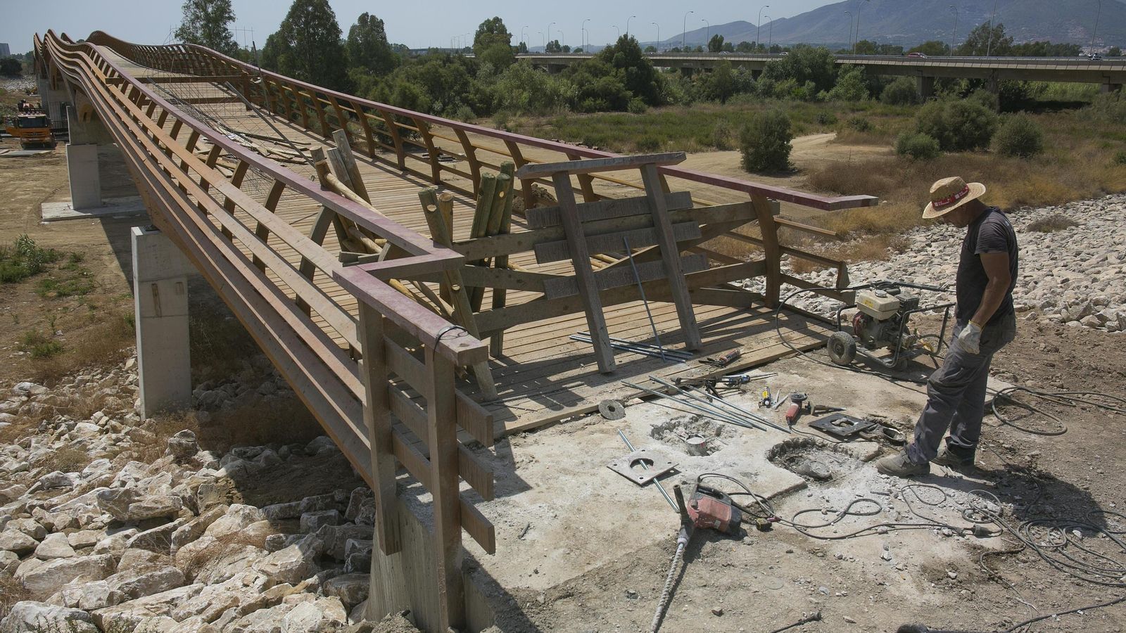 Los trabajos que se están terminando en el puente.