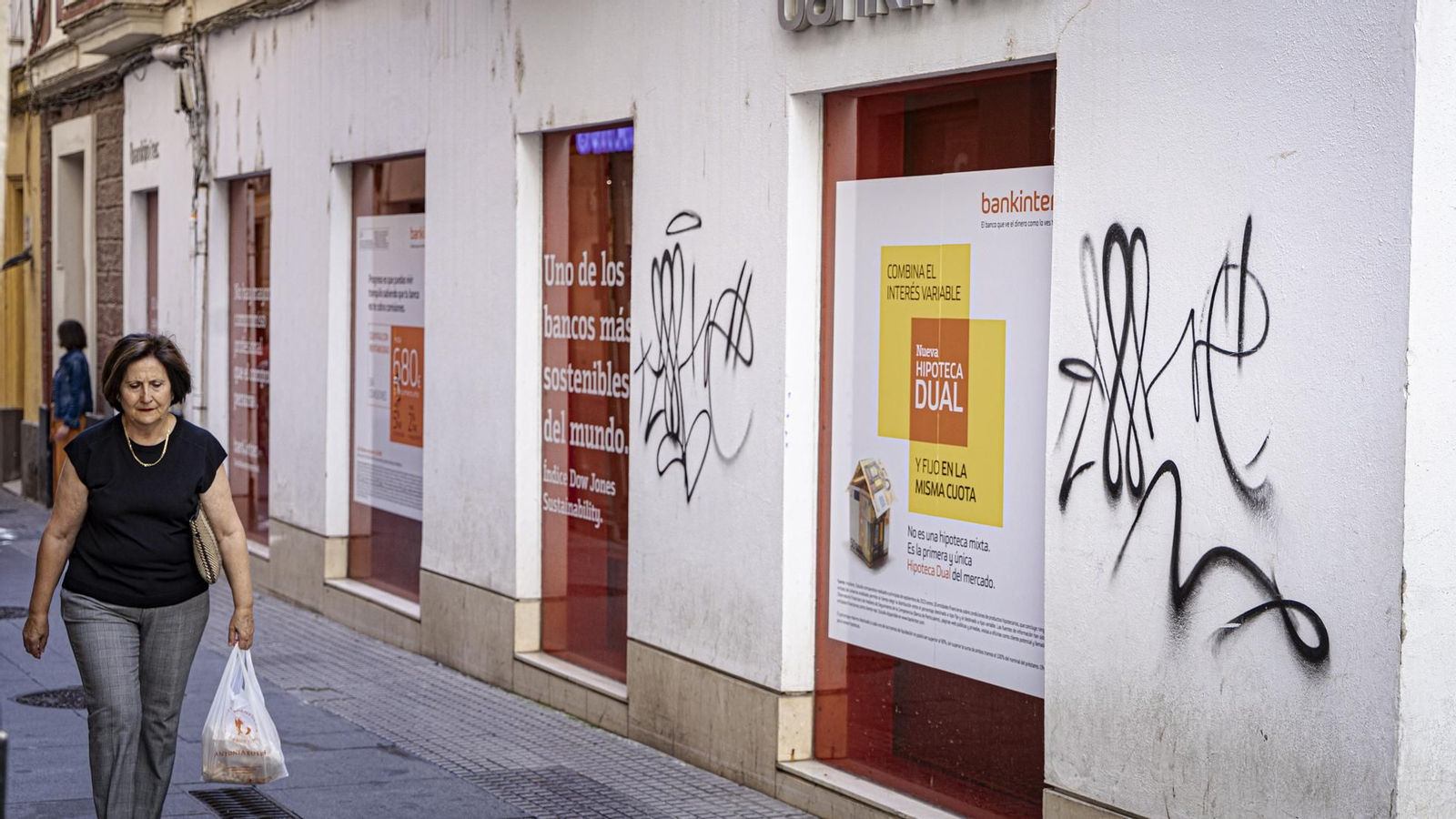 Pintadas y grafitis en el centro de Cádiz
