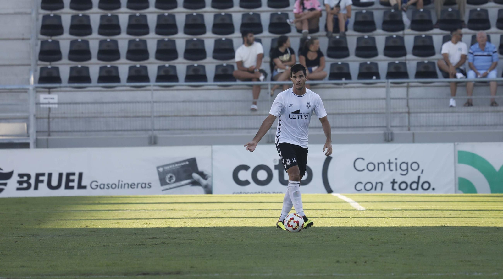 Las fotos del Balona - Estepona de pretemporada en el Ciudad de La Línea (1-1)