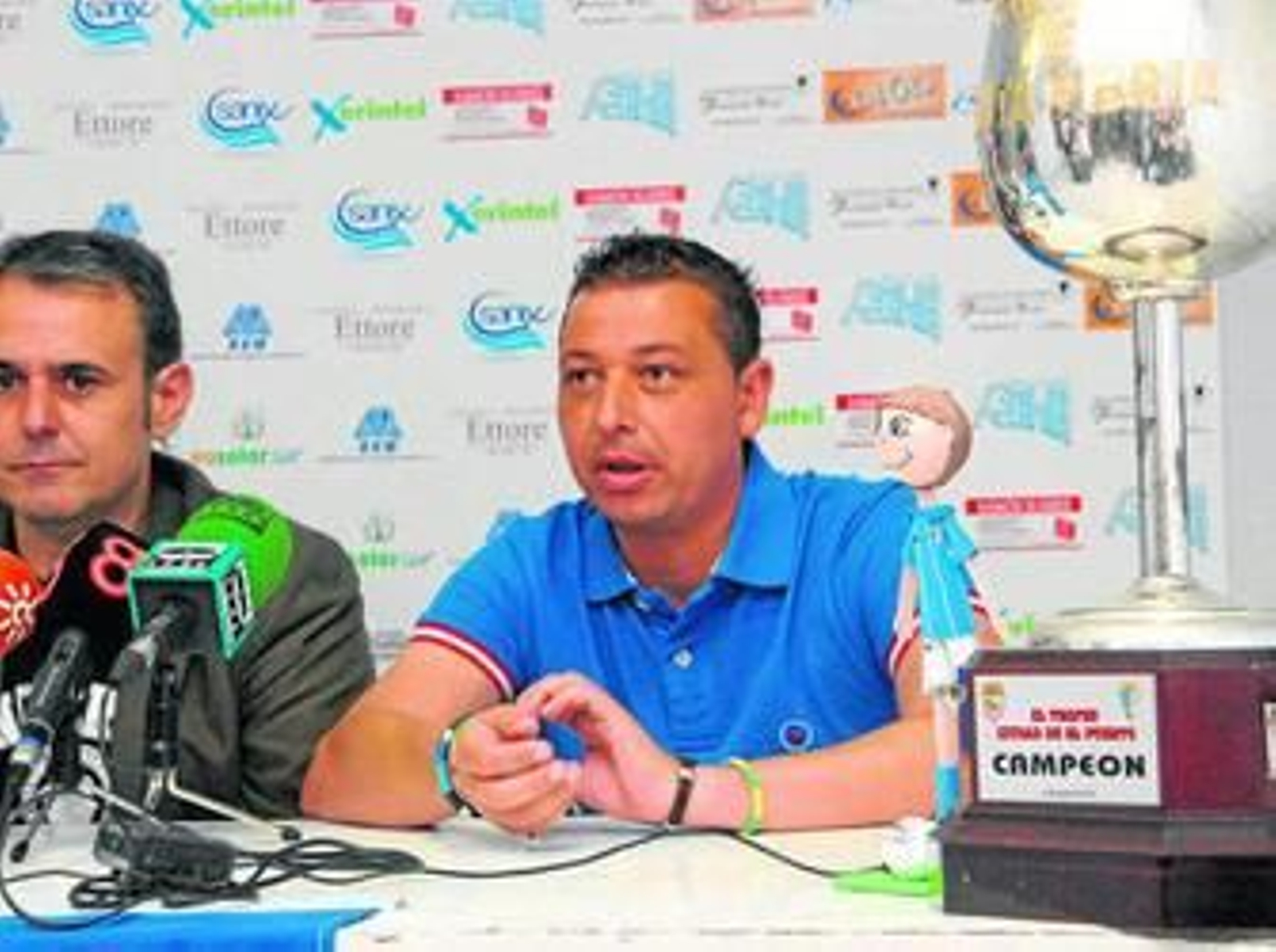 Juanma Carrillo atiende a los medios de comunicación.