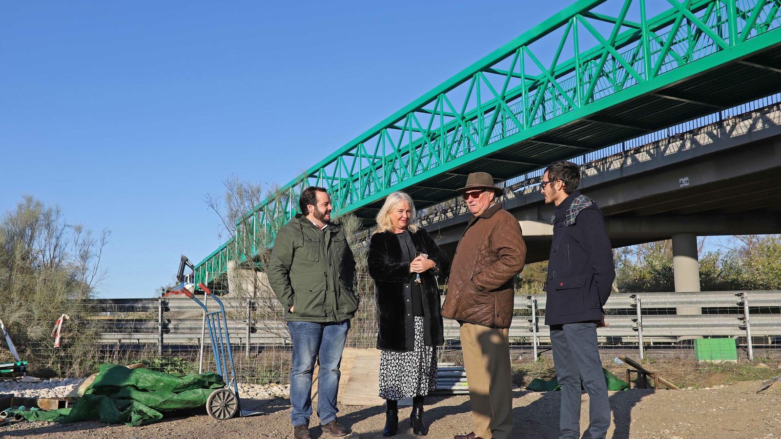 Un momento de la visita de la delegada de Fomento, acompañada por el alcalde de Estella.