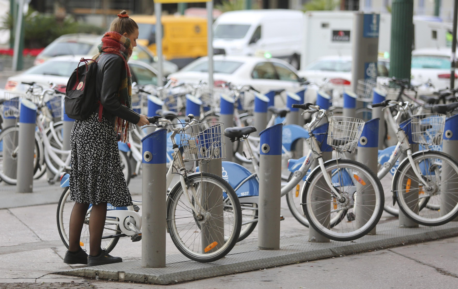 Una usuaria utiliza una de las bicicletas públicas del anterior sistema público.