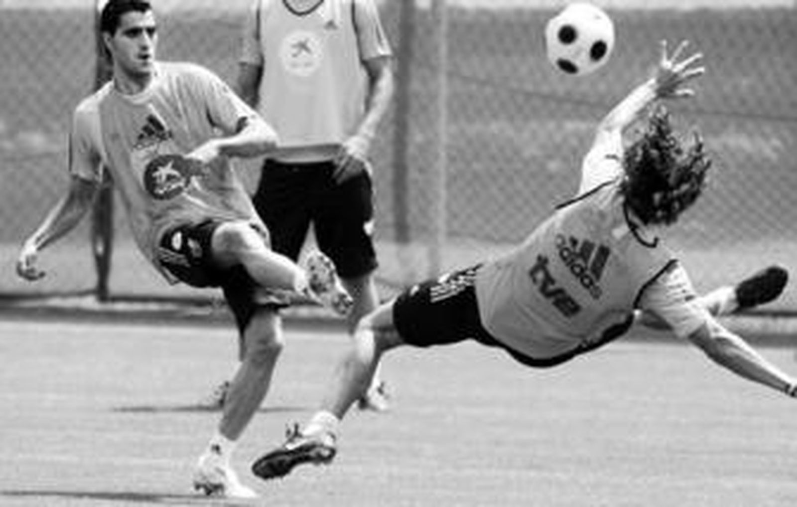 Güiza eleva el balón por encima de Puyol durante uno de los ensayos.