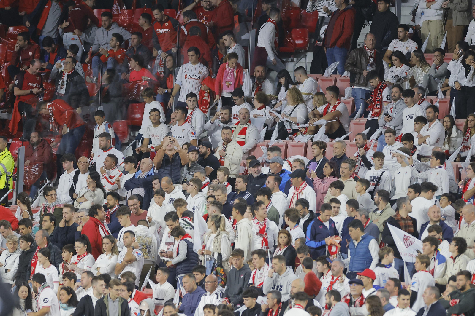 Búscate en las fotos del Sevilla-Arsenal