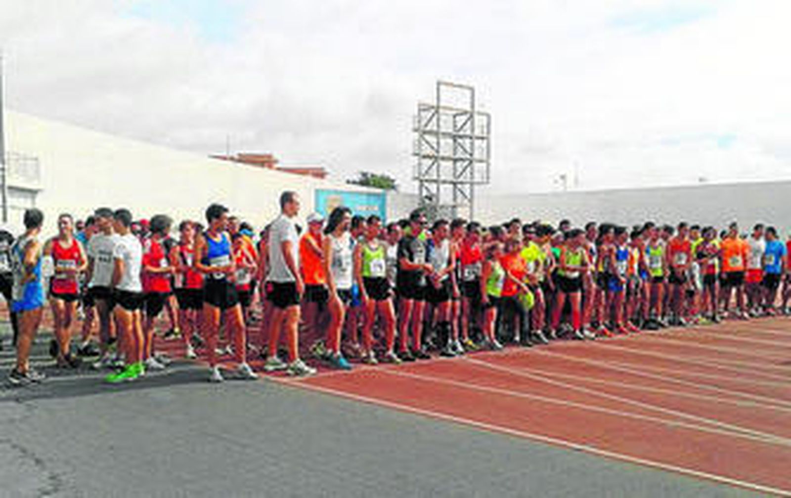 Numerosos atletas en la salida en el Estadio Iberoamericano.