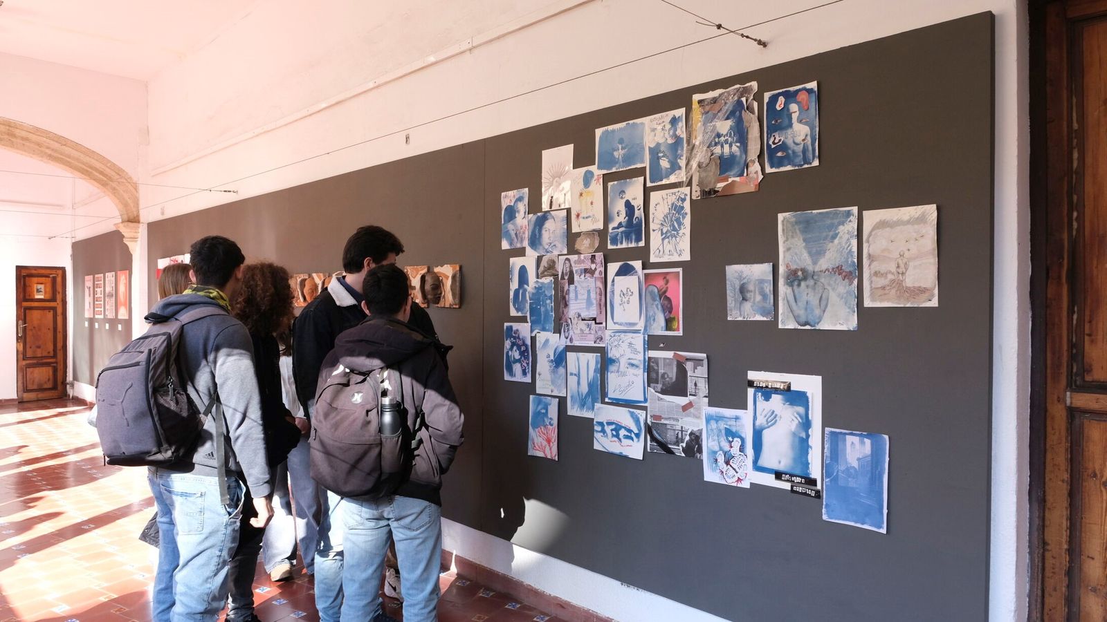 Los estudiantes visitan algunos de los trabajos que acoge la muestra