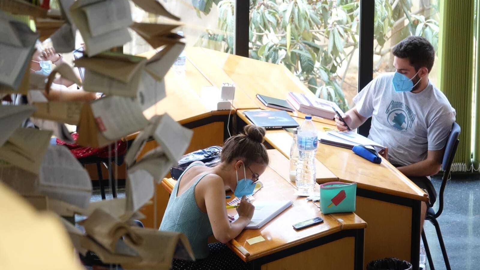 Estudiantes concentrados en sus apuntes.