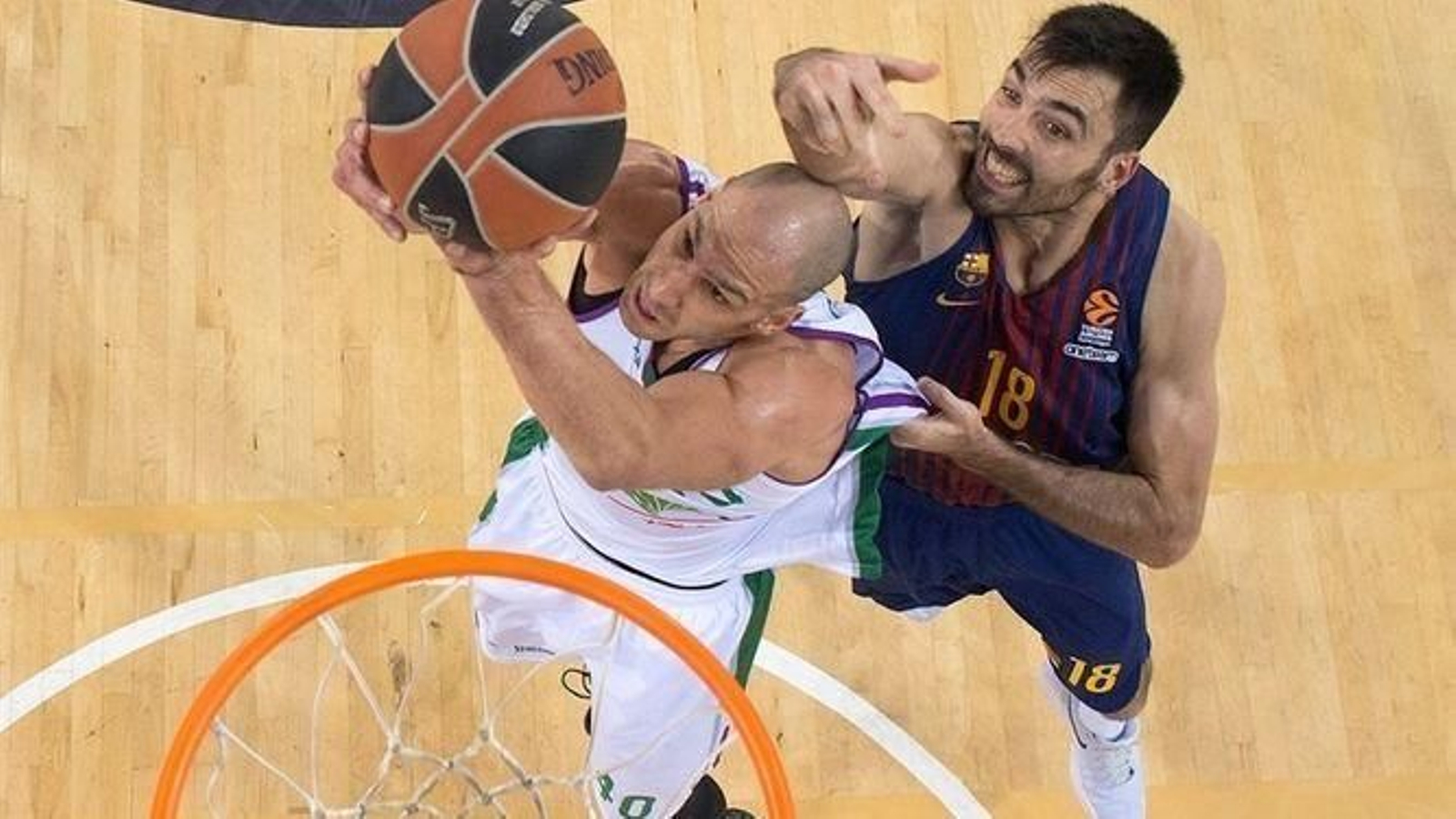 James Augustine pelea con Oriola por un rebote.