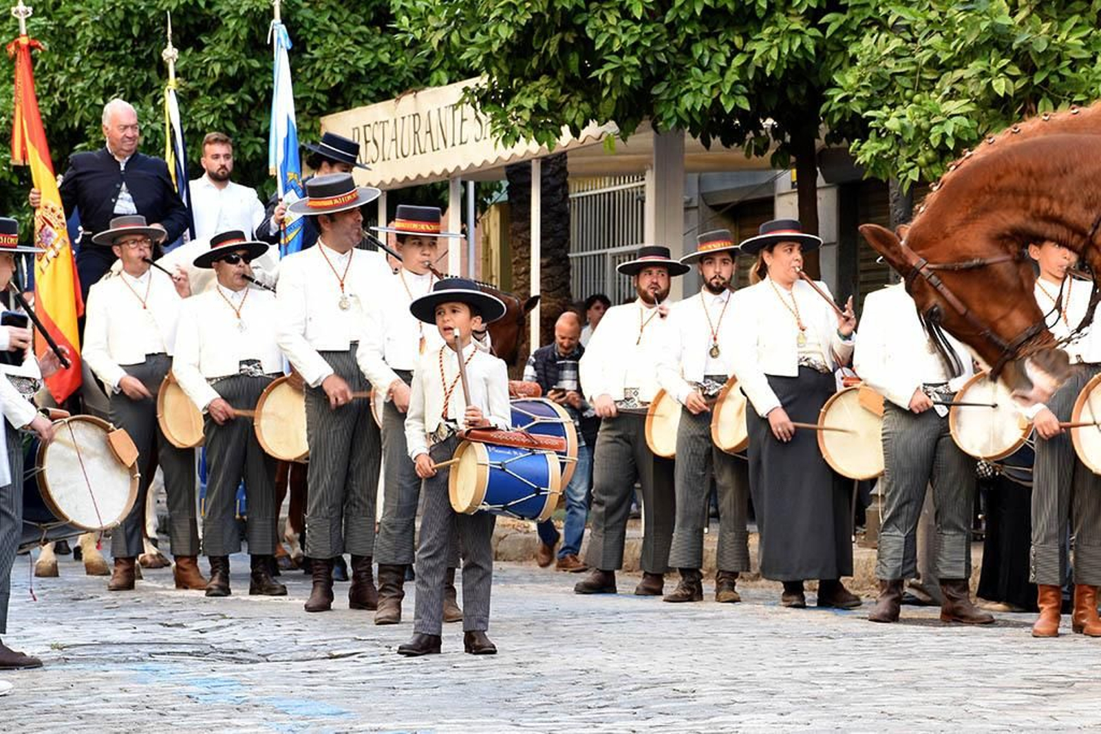 Las mejores imágenes de los peregrinos en la salida de Emigrantes