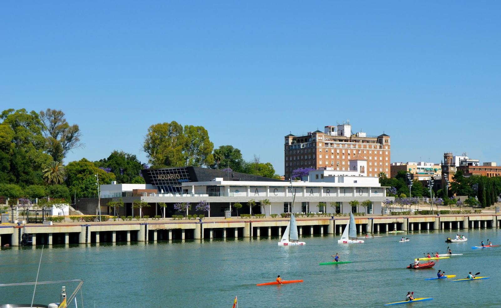 Vista exterior del Acuario de Sevilla en el Muelle de las Delicias, junto a la dársena del río.