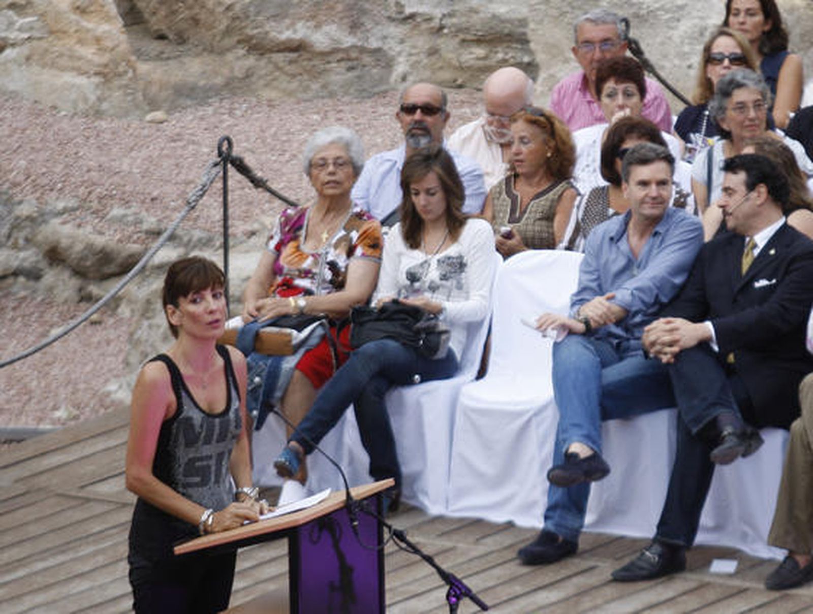 Las gradas del coliseo estrenaron aforo ante unos 400 invitados a un acto simbólico como la guitarra de Daniel Casares y el predicado de Carlos Álvarez como reclamo

Foto: Sergio Camacho