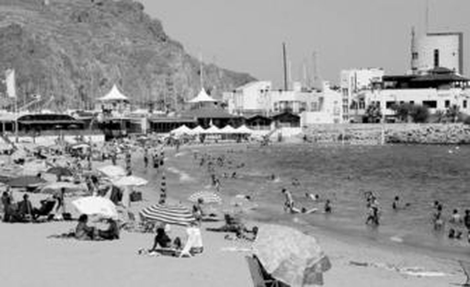 La playa de Aguadulce está acogiendo ya un amplio número de vecinos que aprovechan el buen tiempo para disfrutar del mar.