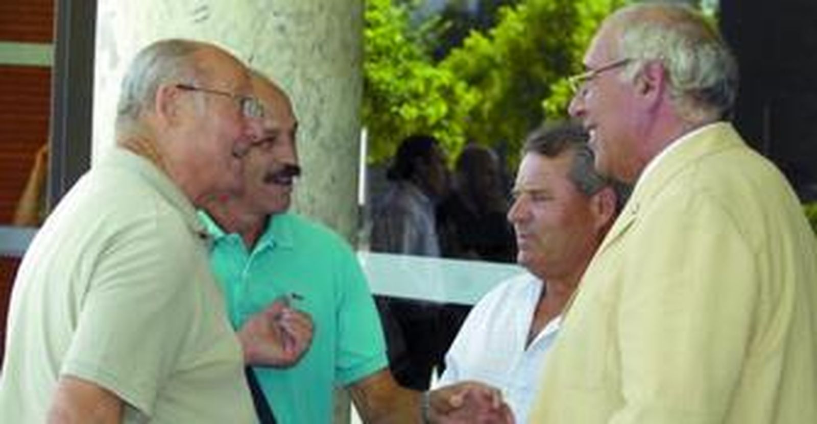 1. Los ex futbolistas Gallego, Yiyi, Lora y Paco, en animada charla a la terminación del funeral. 2. Gabriel Rojas, muy apesadumbrado, abandona el tanatorio. 3. Rafael Carrión, que fue vicepresidente con el fallecido y sucesor provisional. 4. Juan Arza, santo y seña del sevillismo.