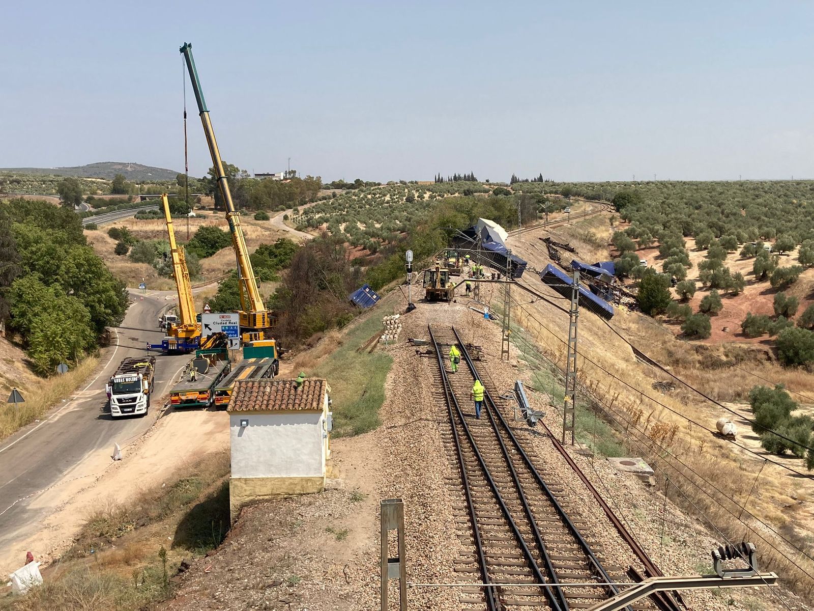 Las grúas retiran los vagones del tren descarrilado en Montoro.