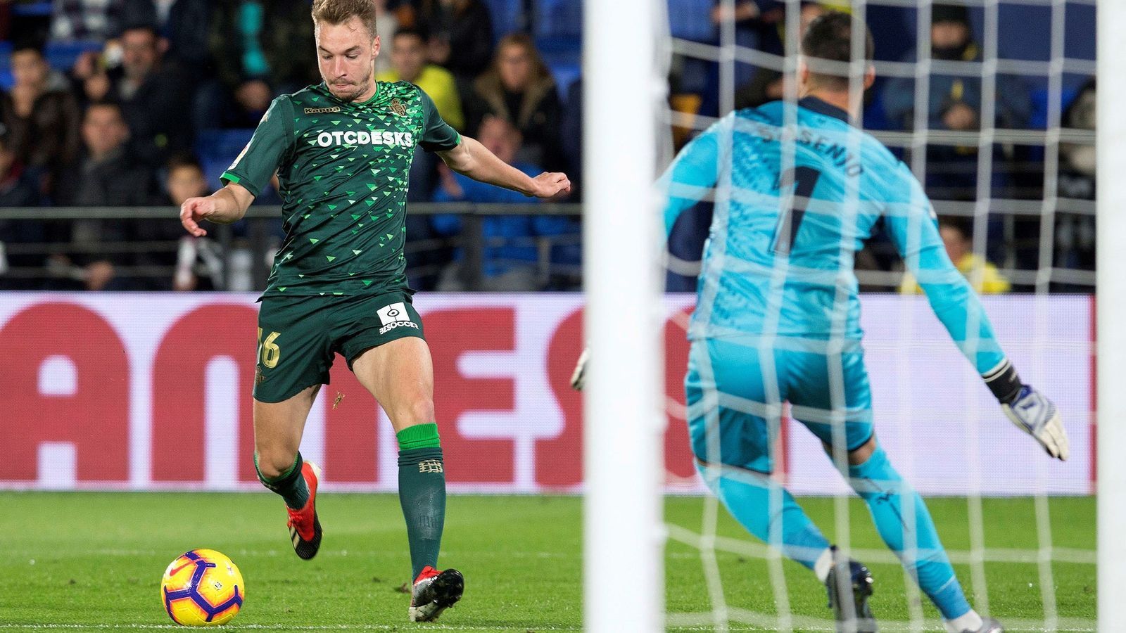 Loren trata de definir ante Asenjo.