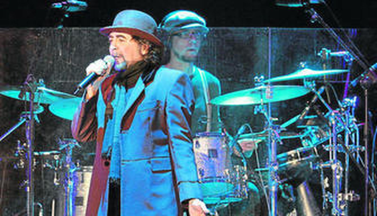 Joaquín Sabina, tocado por su característico bombín, en una de sus últimas actuaciones.