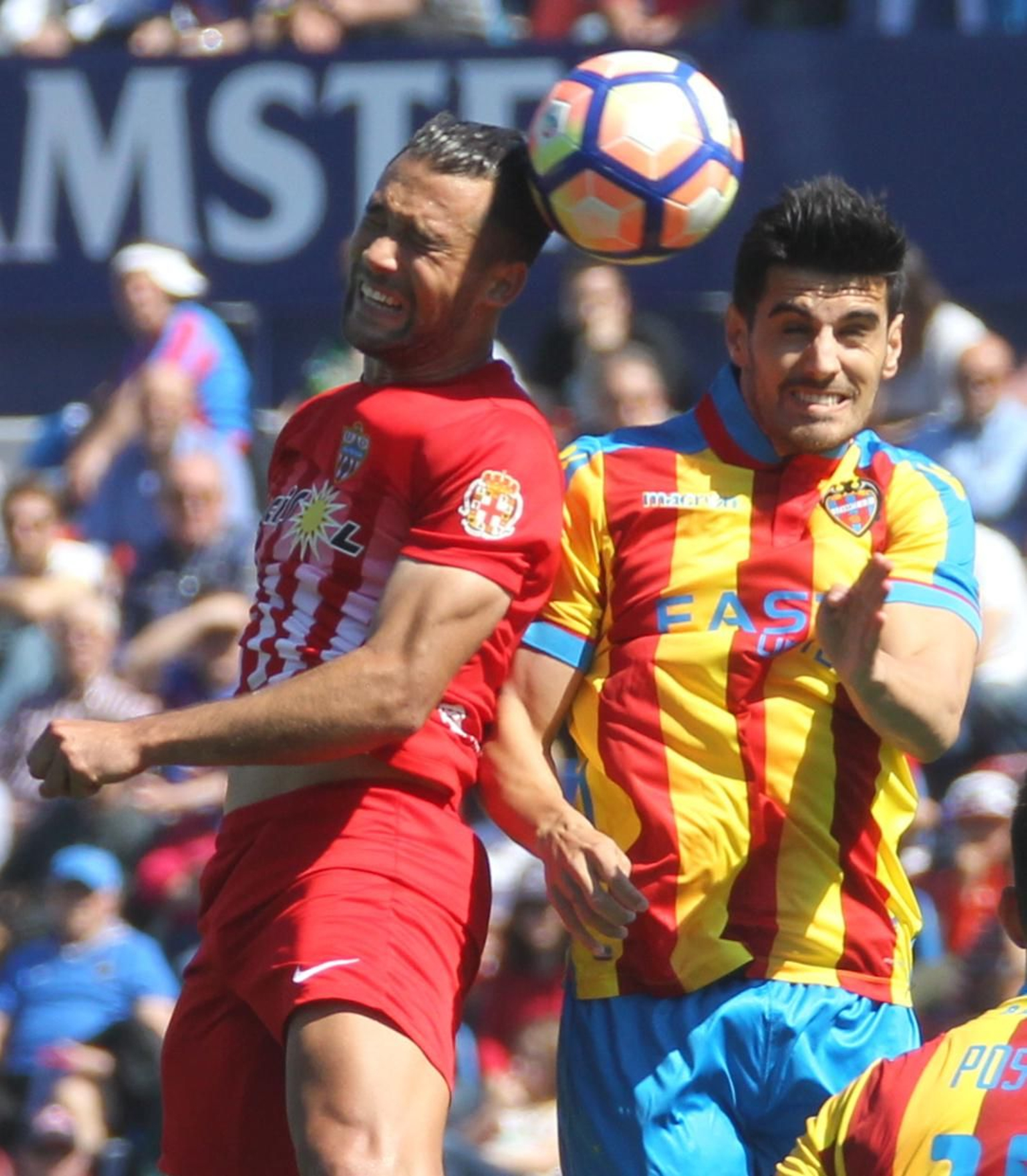 Quique pelea un balón aéreo con el central Rober Pier.
