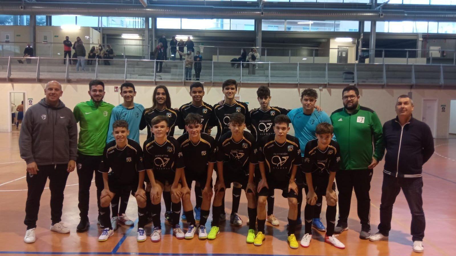 La selección gaditana posa junto al presidente de la Gaditana, Pedro Curtido, y Juan Molina Romero, responsable de fútbol sala en Cádiz.