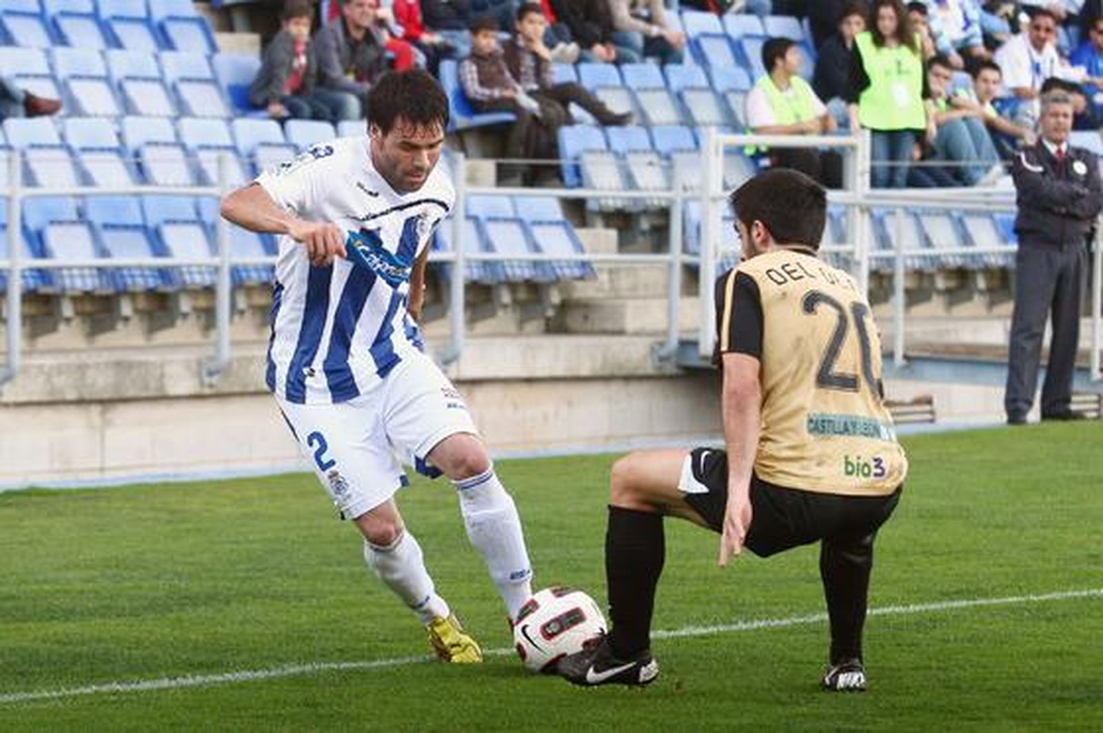 Corcoles intenta irse de un defensa. / Alberto Rodríguez