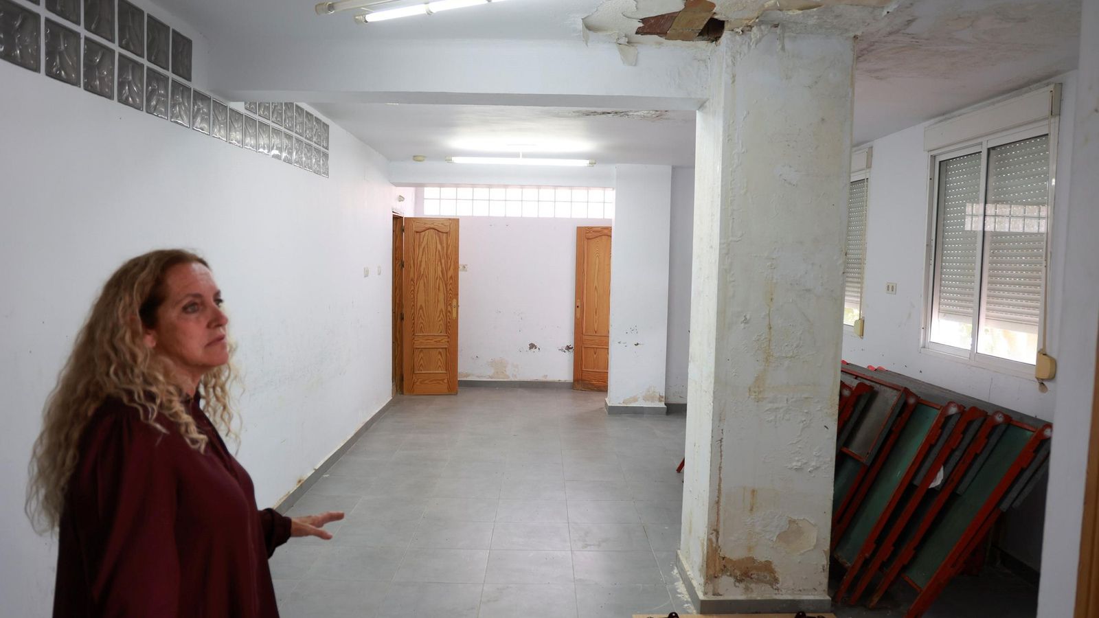 Humedades y agujeros en una de las habitaciones.