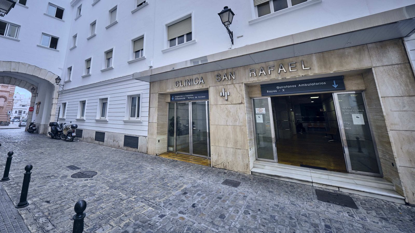 Puerta de Urgencias del Hospital San Rafael de Cádiz, en pleno centro del casco histórico de la ciudad.
