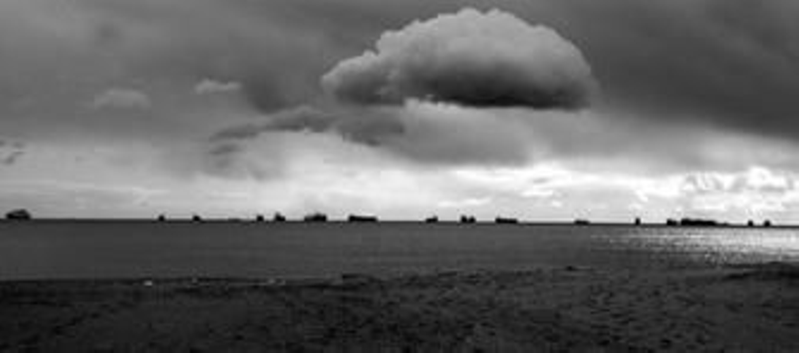 Un gran número de buques se alinean en el horizonte, frente a Gibraltar,  a la espera de recibir nuevos encargos.