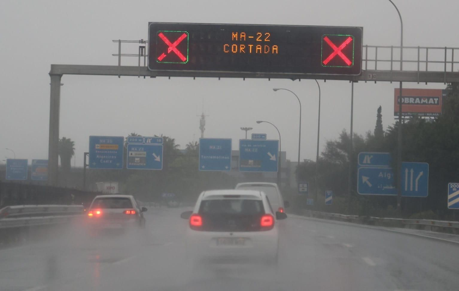 Las carreteras prácticamente vacías con la lluvia.
