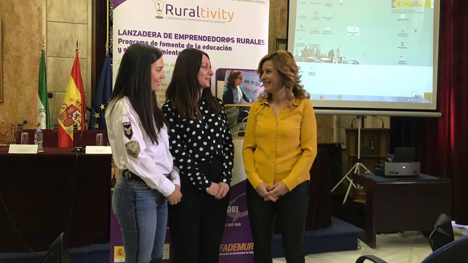 Cintia García, Noelia Guevara y María Dolores López, antes de la presentación del proyecto.