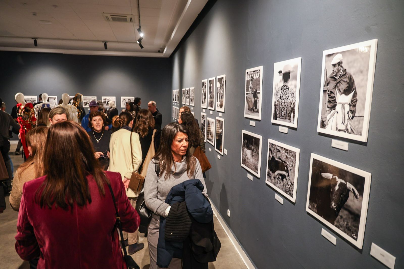 Fotografías de la exposición de ámbito taurino 'Miradas, trazos y estilo'. En el Museo de Huelva