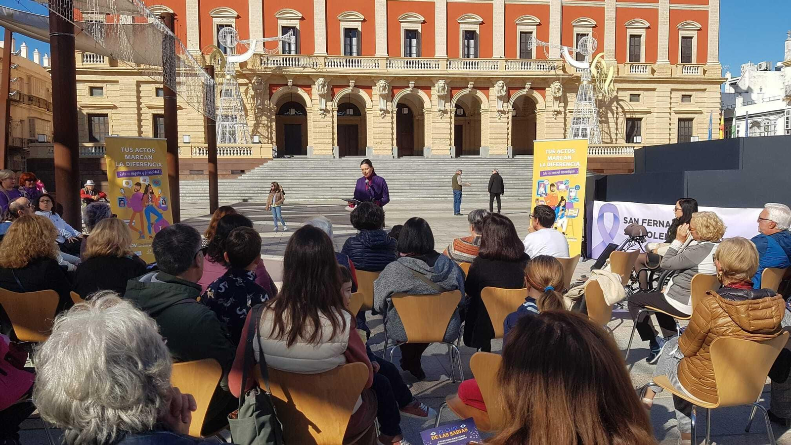 Cavada lee el manifiesto de la FAMP de este 25N en un acto celebrado de la Plaza del Rey. Cavada lee el manifiesto de la FAMP de este 25N en un acto celebrado de la Plaza del Rey.