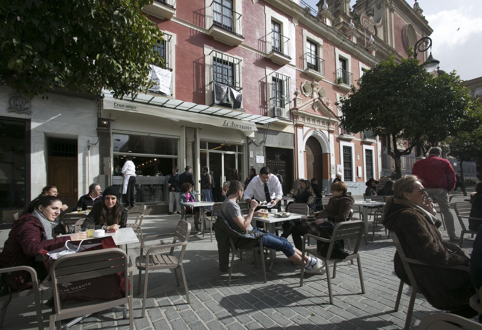 Veladores llenos de público en La Alicantina, que volvió a abrir ayer sus puertas en la Plaza del Salvador.