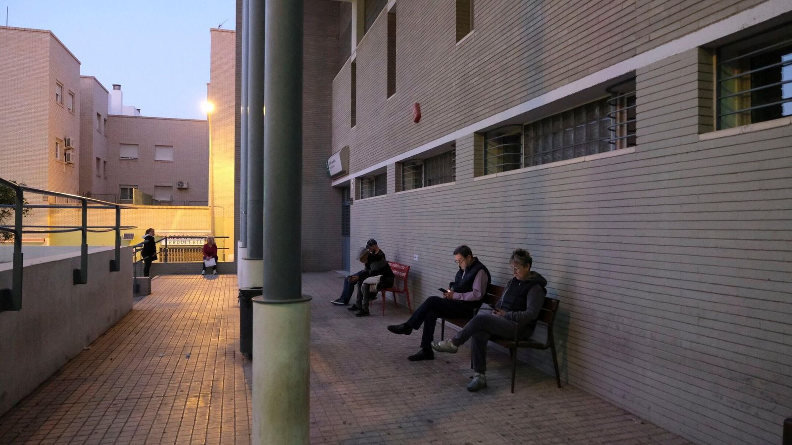 La cola del viernes en el Centro de Salud del barrio de Cruz de Caravaca, donde han colocado hasta bancos para que la gente mayor pueda sentarse mientras guarda turno desde antes de ser de día para coger una cita con el médico de cabecera